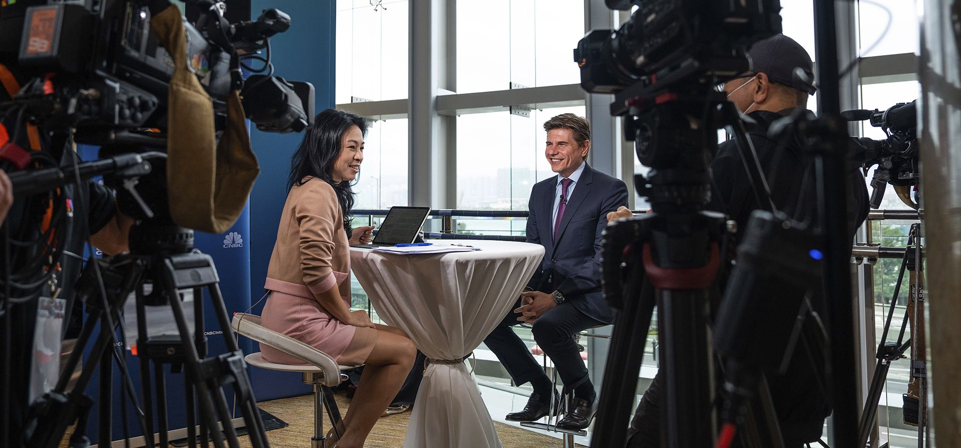 El CEO de HKEX, Nicolas Aguzin, da una entrevista durante la Cumbre de Inversión de Líderes Financieros Globales en Hong Kong, el miércoles 2 de noviembre de 2022. Alrededor de 200 ejecutivos financieros globales se reunieron para establecer contactos y discutir temas como los riesgos globales y las finanzas sostenibles en la primera cumbre de Hong Kong.