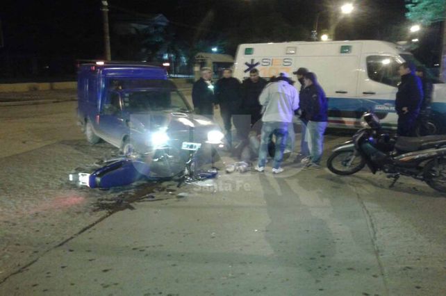 Una camioneta chocó con una moto en Lamadrid y Mendoza