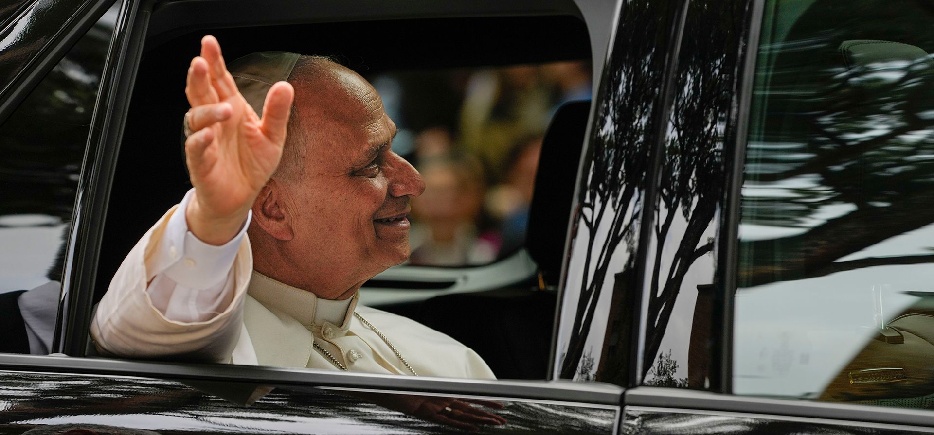 El papa León XIV abandona la Ciudad Universitaria de la Universidad Sapienza de Roma tras su visita, donde se reunió con profesores y estudiantes en el campus principal de la institución, una de las universidades más antiguas y grandes del mundo, el jueves 14 de mayo de 2026. (Foto AP/Gregorio Borgia) El papa León XIV abandona la Ciudad Universitaria de la Universidad Sapienza de Roma tras su visita, donde se reunió con profesores y estudiantes en el campus principal de la institución, una de las universidades más antiguas y grandes del mundo, el jueves 14 de mayo de 2026. (Foto AP/Gregorio Borgia)