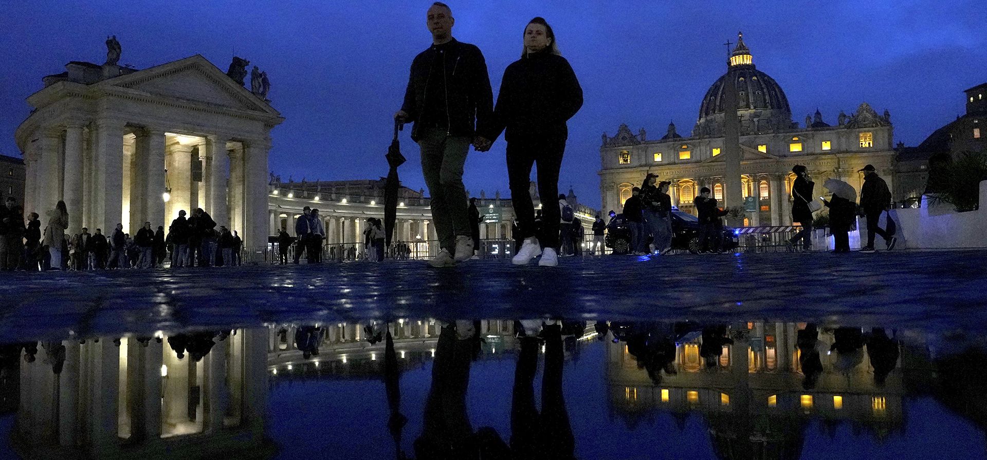 La gente camina afuera de la Plaza de San Pedro en el Vaticano, el lunes 24 de febrero de 2025. El papa Francisco se encuentra en estado crítico en el Policlínico Agostino Gemelli en Roma. (Foto AP/Kirsty Wigglesworth) La gente camina afuera de la Plaza de San Pedro en el Vaticano, el lunes 24 de febrero de 2025. El papa Francisco se encuentra en estado crítico en el Policlínico Agostino Gemelli en Roma. (Foto AP/Kirsty Wigglesworth)