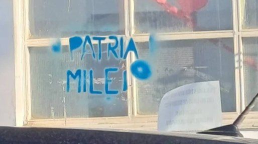 Las calles de Ushuaia amanecieron con carteles en rechazo a la visita de Javier Milei