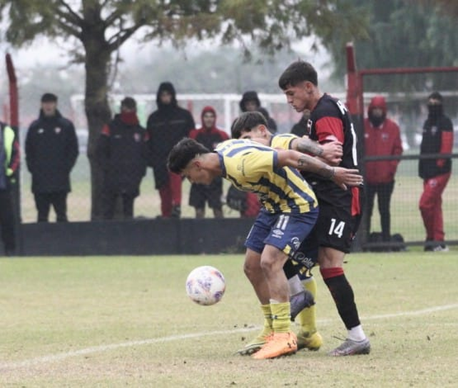 Newells y Central disputan siete clásicos en inferiores de Rosarina en el Centro Griffa. Foto: Sebastián Suárez Meccia (La Capital)
