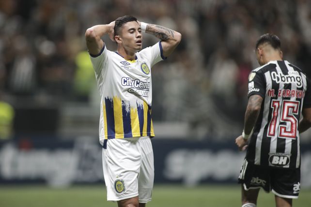 Lautaro Giaccone se lamenta por el gol que erró, con el que Central estuvo a punto de volver a empatarlo.