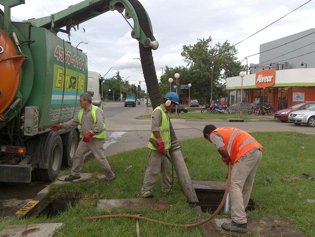 El Municipio continúa con la limpieza de canales troncales y desagües