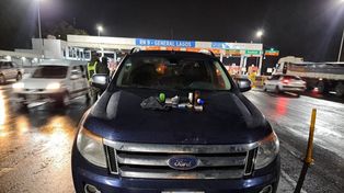 La pick up Ford Ranger en la que se desplazaba los detenidos hacia Buenos Aires.