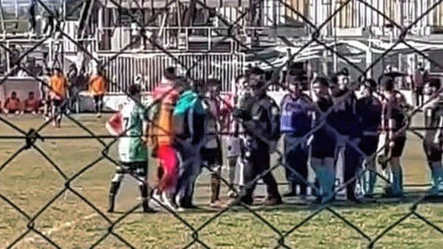 Un juez de línea fue agredido en Viale.