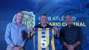 Jorge Almirón posa con la camiseta de la Academia rosarina.
