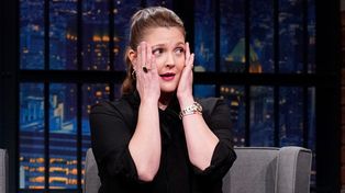 Drew Barrymore fue increpada por un acosador durante una entrevista en un centro cultural.