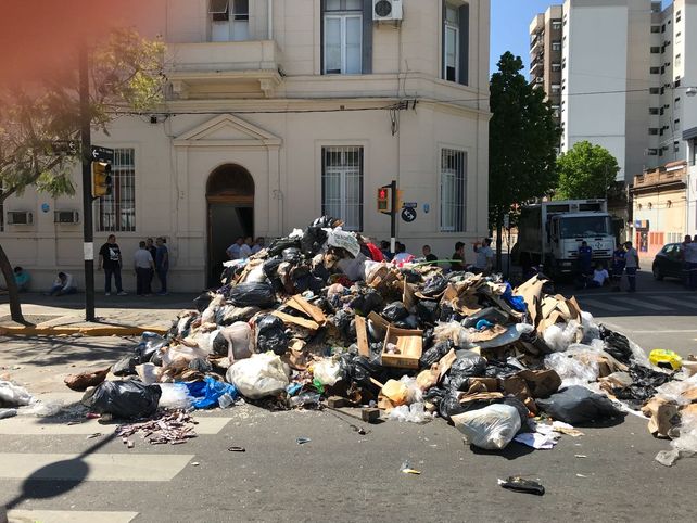 Una protesta de recolectores de residuos genera un basural en Lagos y Pellegrini