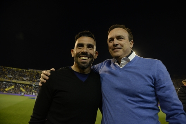 ¡Qué jugadores! Los ahora técnicos Carlos Tevez y Abel Balbo posan sonrientes antes de empezar el partido en el Gigante.