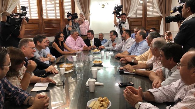 Representantes de municipios y comunas en la negociación con los dirigentes de los gremios municipales