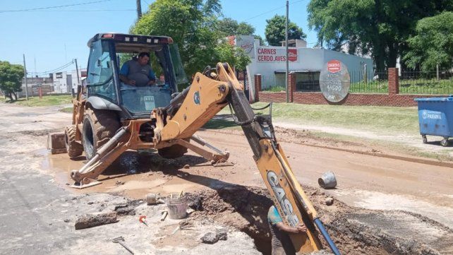 Esta vez se repara un caño en avenida Almafuerte