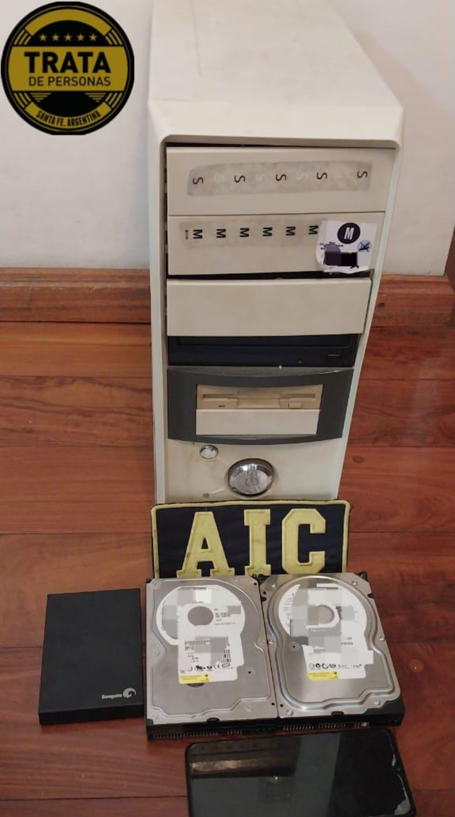 Parte de los artículos secuestrados en los allanamientos por pornografía infantil. 