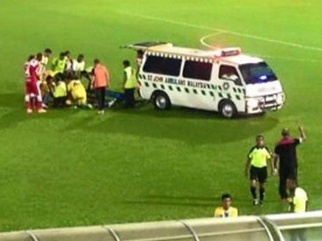 El fútbol está otra vez de luto: se desplomó en el césped y murió