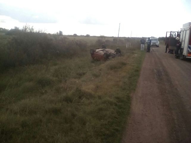 Volcó en un camino vecinal