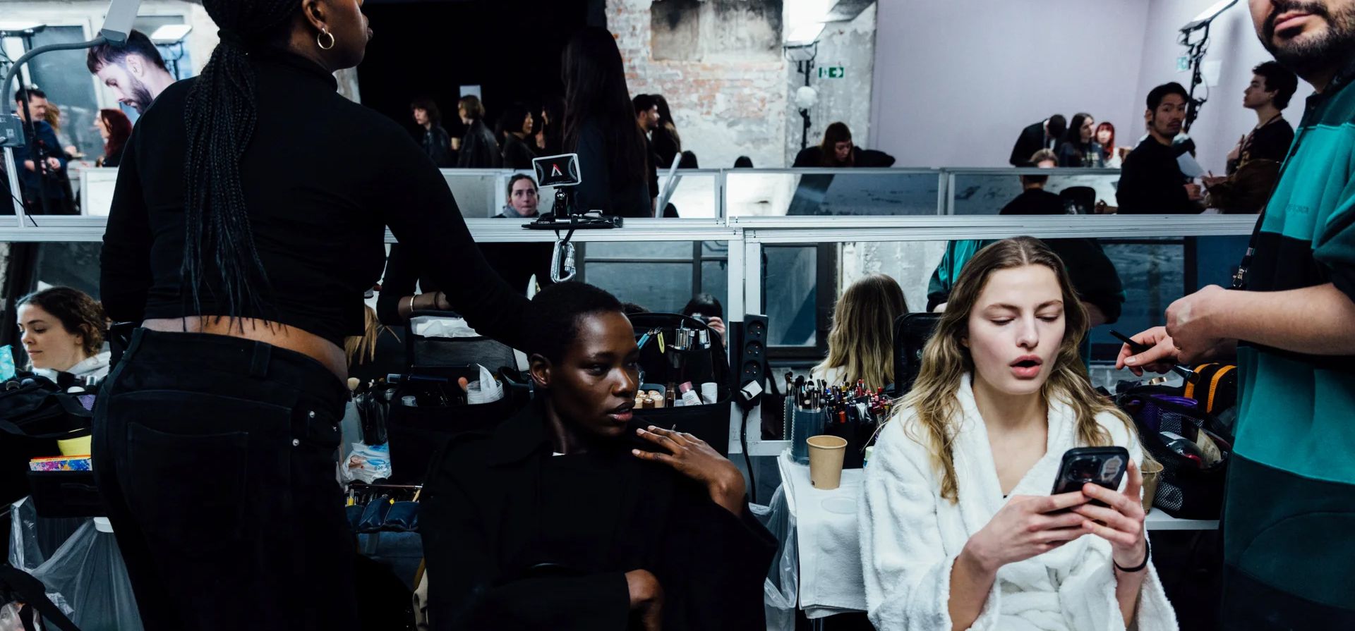 Las modelos se preparan en el backstage para el desfile Sacai Fall RTW 2025 durante la semana de la moda de París, París, Francia. Fotografía: WWD/Getty Images Las modelos se preparan en el backstage para el desfile Sacai Fall RTW 2025 durante la semana de la moda de París, París, Francia. Fotografía: WWD/Getty Images