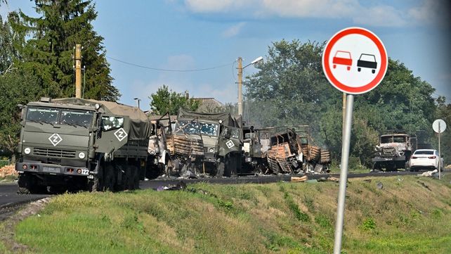 Vehículos militares rusos dañados por la incursión ucraniana en la zona fronteriza de Kursk