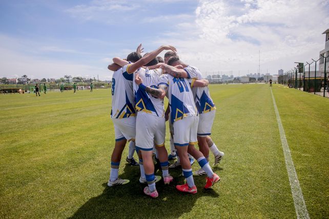 Venga ese abrazo. Los chicos de Central hicieron una gran campaña y la coronaron con el título de campeón.