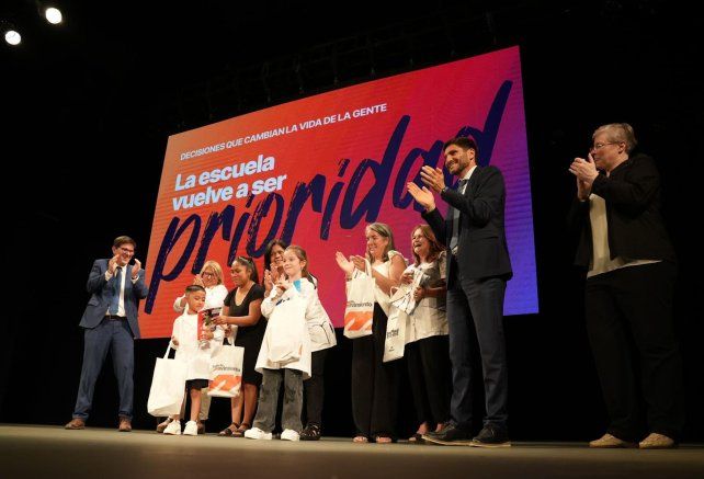 Pullaro encabezó una reunión de gabinete ampliado y se despegó de Milei