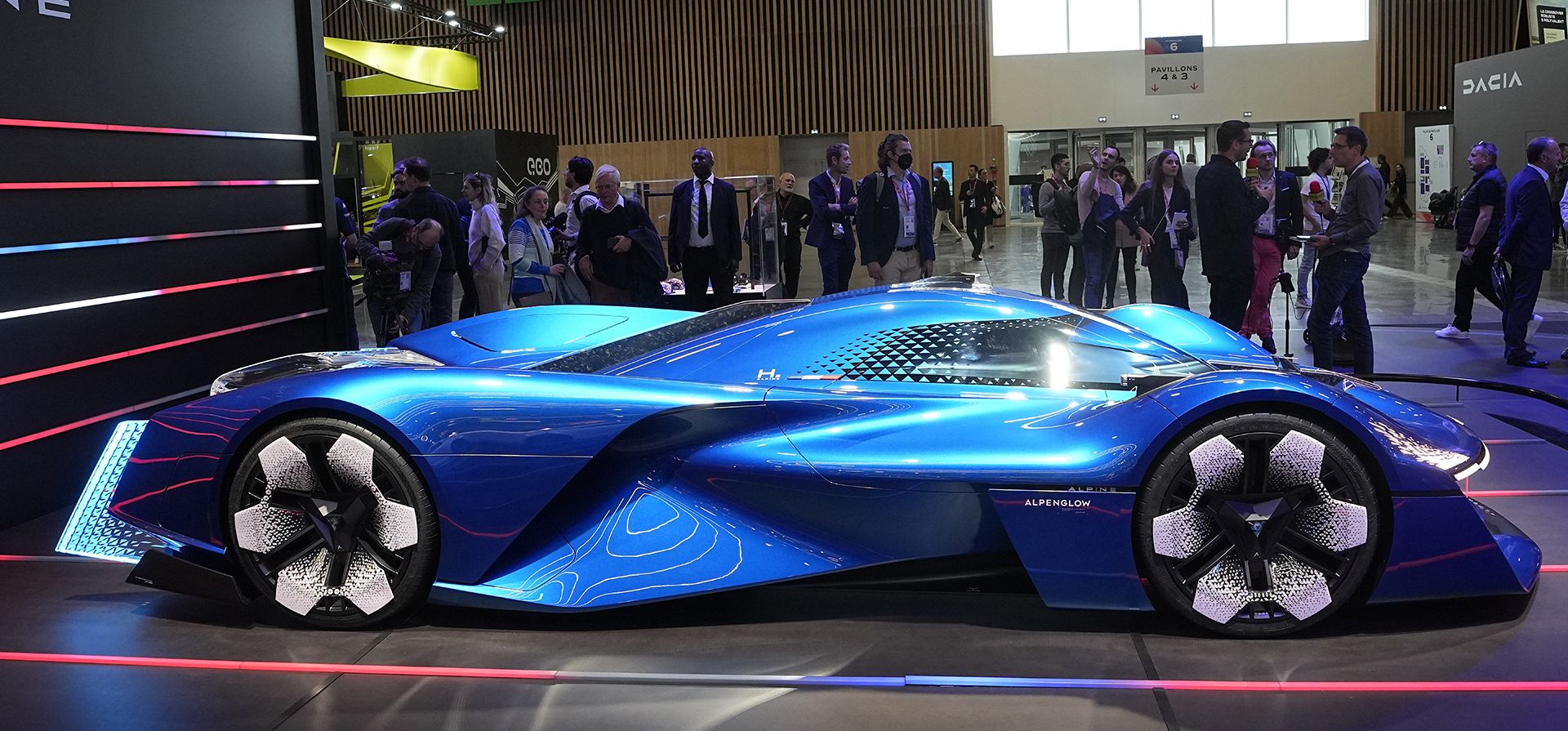 Los visitantes observan el concepto de superdeportivo impulsado por hidrógeno Renault Apine H2 en el Salón del automóvil de París el lunes 17 de octubre de 2022 en París.