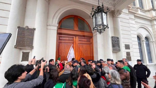 Hubo tensión en las puertas de la Casa de Gobierno