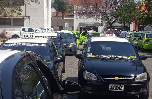Tras el desembarco de Uber a la ciudad. Taxistas y remiseros autoconvocados se congregaron frente al municipio.