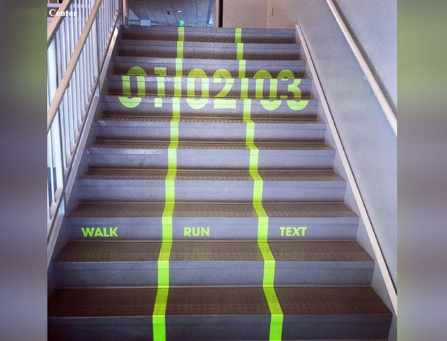 Los distraidos por el celular ya tienen escalecarril.