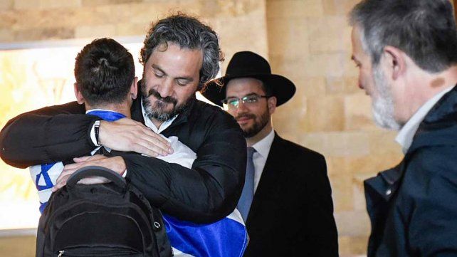Santiago Cafiero destacó el operativo Regreso Seguro. Este martes serán 675 los argentinos repatriados desde Israel. Negocian por los rehenes argentinos