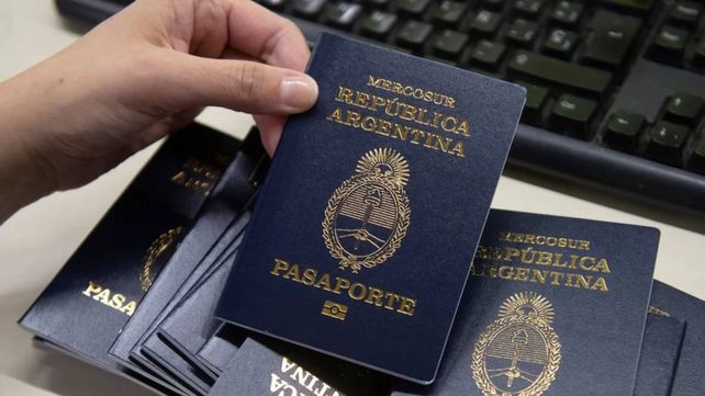 El Gobierno nacional pidió devolver miles de pasaportes argentinos por fallas de seguridad.l