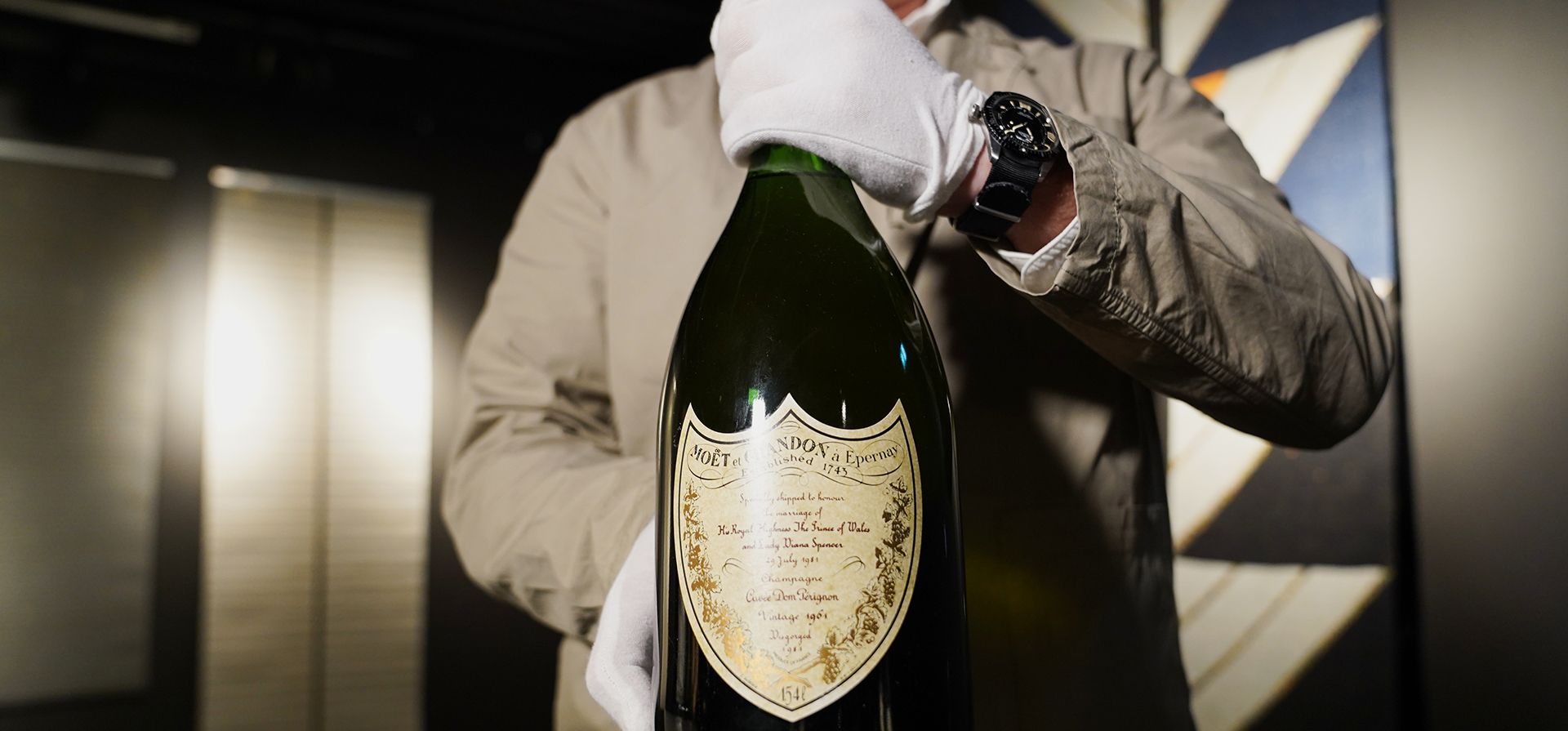 Thomas Rosendahl, jefe del departamento de vinos de la casa de subastas Bruun Rasmussen, sostiene una botella de champán Dom Pérignon Vintage 1961, producido especialmente para la boda del Príncipe de Gales y Lady Diana en 1981, en Lyngby, Dinamarca, el miércoles 3 de diciembre de 2025. (Foto AP/James Brooks) Thomas Rosendahl, jefe del departamento de vinos de la casa de subastas Bruun Rasmussen, sostiene una botella de champán Dom Pérignon Vintage 1961, producido especialmente para la boda del Príncipe de Gales y Lady Diana en 1981, en Lyngby, Dinamarca, el miércoles 3 de diciembre de 2025. (Foto AP/James Brooks)