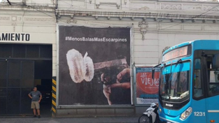 El afiche de la candidatura de Dionisio Scarpín generaron polémica.