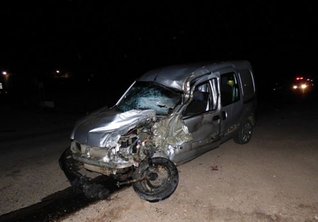 Imprudencias. Se investigan las causas del choque frontal izquierdo de la Renault Kangoo y la camioneta Ford F 100
