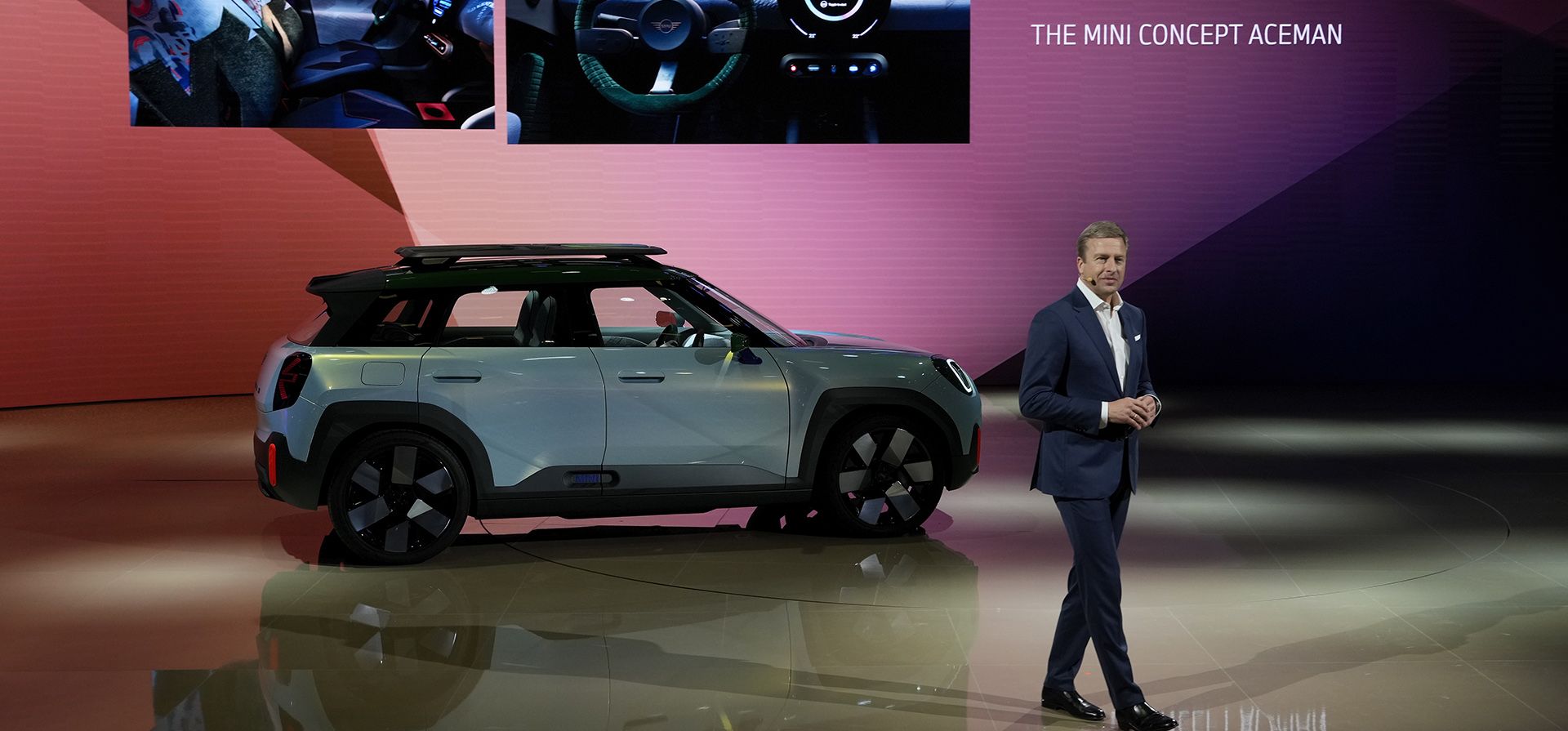 Oliver Zipse, presidente del Consejo de Administración de BMW AG, habla mientras presenta el nuevo Mini Concept Aceman durante el día de prensa del Auto Shanghai 2023 en el Centro Nacional de Exposiciones y Convenciones de Shanghai, China. Los fabricantes de automóviles globales y chinos planean presentar más de una docena de nuevos SUV, sedán y muscle cars eléctricos .(Foto AP/Ng Han Guan)