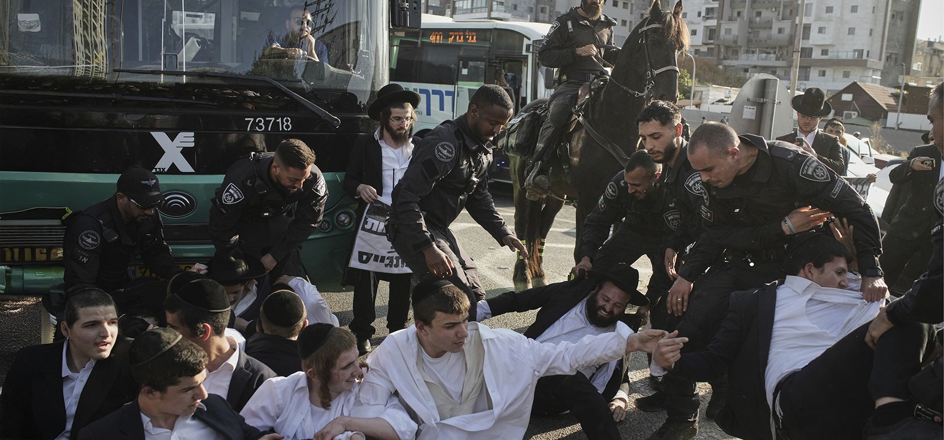 Policías israelíes dispersan a judíos ultra ortodoxos durante una protesta contra el reclutamiento militar en Bnei Brak, Israel, el jueves 5 de junio de 2025. (Foto AP/Leo Correa) Policías israelíes dispersan a judíos ultra ortodoxos durante una protesta contra el reclutamiento militar en Bnei Brak, Israel, el jueves 5 de junio de 2025. (Foto AP/Leo Correa)