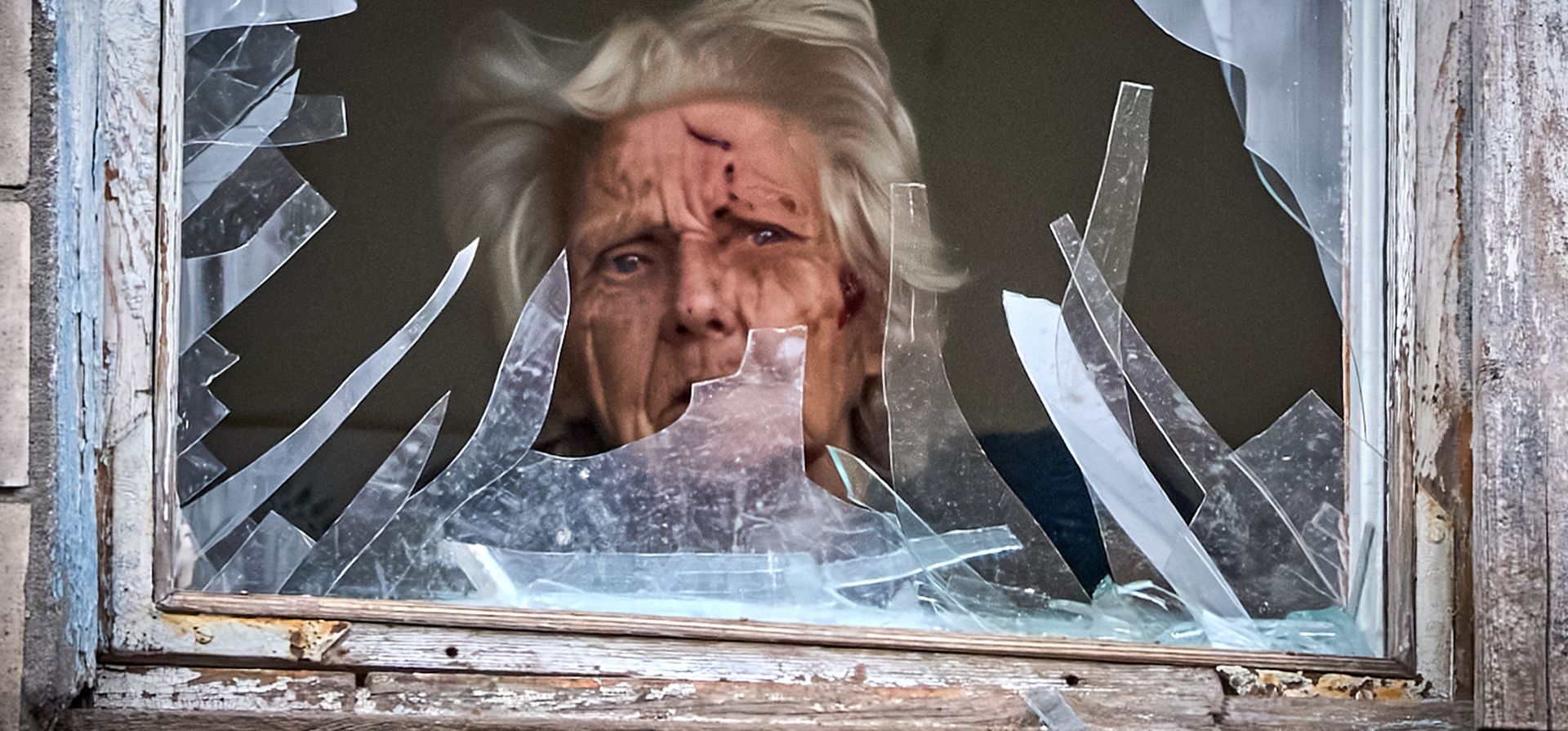 Una anciana herida mira por su ventana rota mientras un dron ruso impacta un edificio de apartamentos en Kiev, Ucrania, el martes 23 de diciembre de 2025. (Foto AP/Efrem Lukatsky) Una anciana herida mira por su ventana rota mientras un dron ruso impacta un edificio de apartamentos en Kiev, Ucrania, el martes 23 de diciembre de 2025. (Foto AP/Efrem Lukatsky)