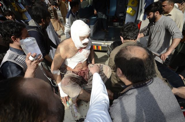 El ataque suicida fue perpetrado durante la oración del viernes en una mezquita chiita de Peshawar.