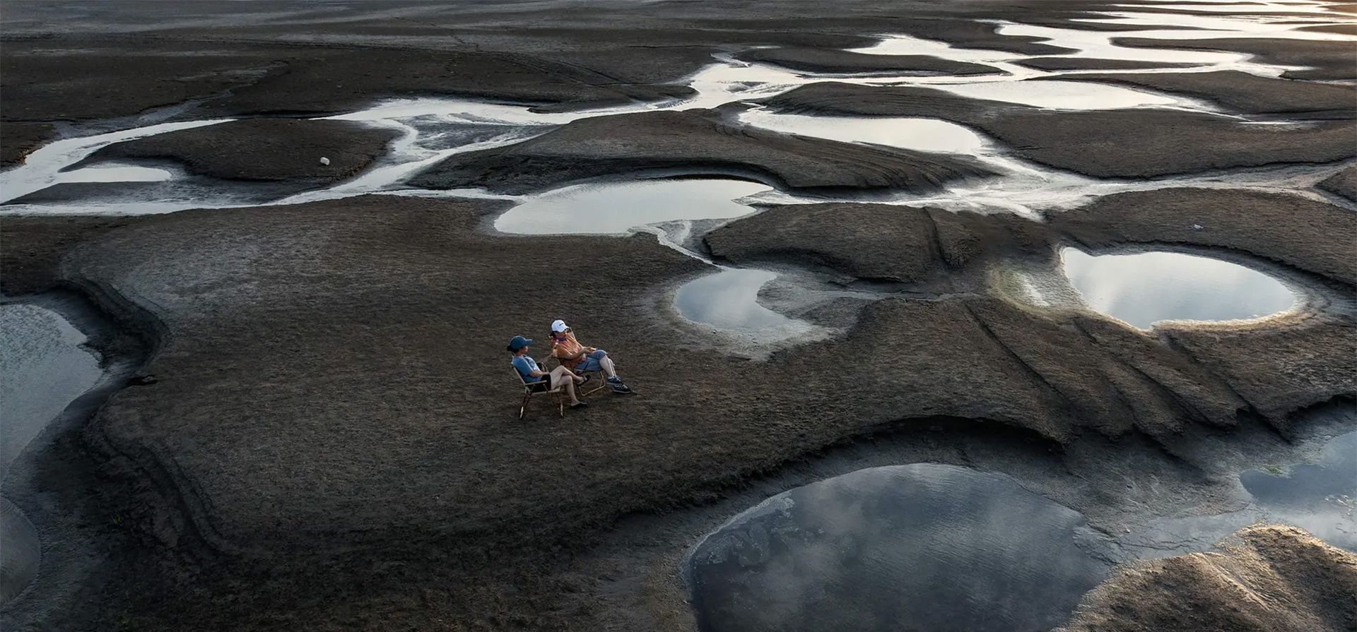 Wuhan, China: Una pareja se sienta en una sección de un lecho de río seco a lo largo del río Yangtze en la provincia central de Hubei. Fotografía: AFP/Getty Images