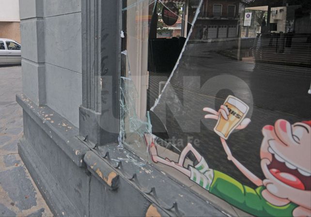 Vandalismo. Rompieron la vidriera de un bar en barrio Candioti. Foto: Manuel Testi / UNO Santa Fe