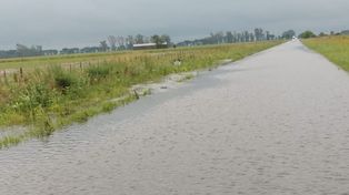 La ruta se encuentra cortada por agua acumulada sobre la calzada.