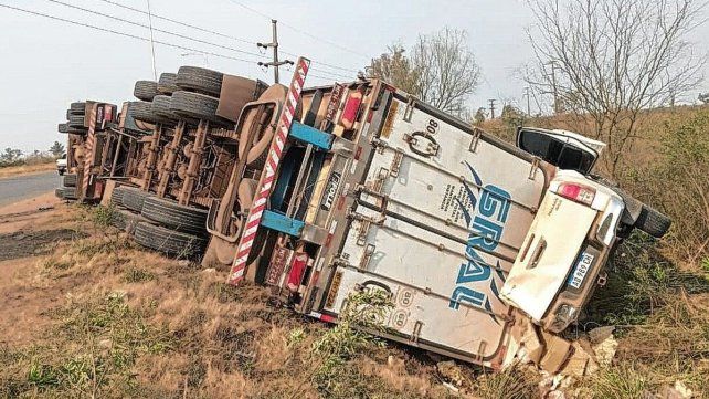 El camión arrastró por varios metros a la camioneta que estaba estacionada a un costado de la banquina.