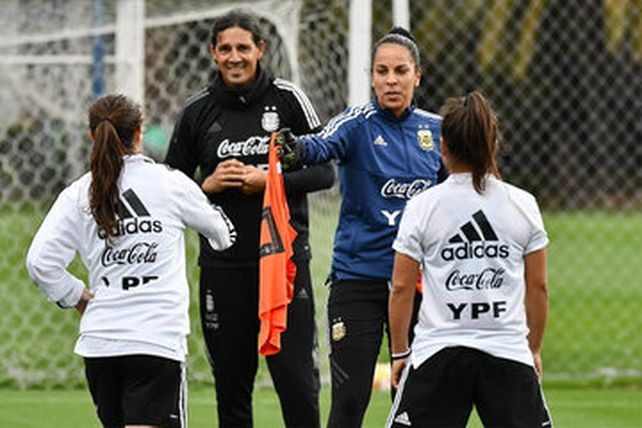 Vanina Correa reparte las pecheras antes del ensayo futbolístico.