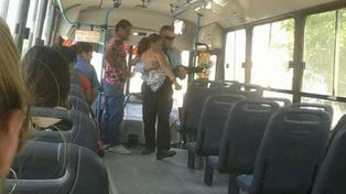 Con un noble gesto, un colectivero se ganó los aplausos de todos los pasajeros