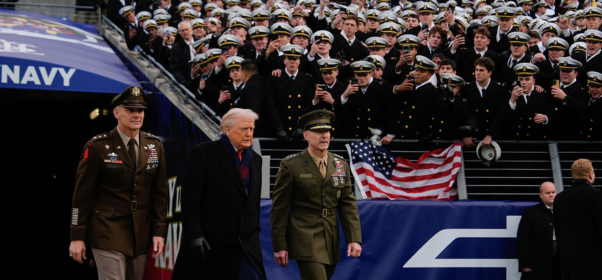 El presidente Donald Trump camina hacia el campo junto al teniente general Steven Gilland, superintendente de la Academia Militar de los Estados Unidos en West Point (a la izquierda), y el teniente general Michael Borgschulte, superintendente de la Academia Naval de los Estados Unidos, antes del inicio del 126.º partido de fútbol americano universitario de la NCAA entre el Ejército y la Marina en el estadio M&T Bank, el 13 de diciembre de 2025, en Baltimore. (Foto AP/Julia Demaree Nikhinson, archivo) El presidente Donald Trump camina hacia el campo junto al teniente general Steven Gilland, superintendente de la Academia Militar de los Estados Unidos en West Point (a la izquierda), y el teniente general Michael Borgschulte, superintendente de la Academia Naval de los Estados Unidos, antes del inicio del 126.º partido de fútbol americano universitario de la NCAA entre el Ejército y la Marina en el estadio M&T Bank, el 13 de diciembre de 2025, en Baltimore. (Foto AP/Julia Demaree Nikhinson, archivo)