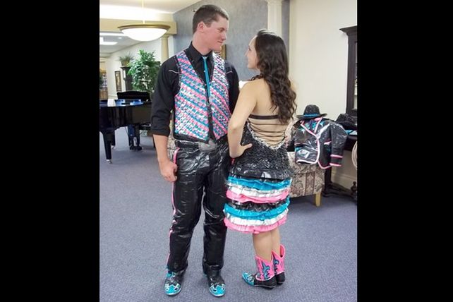 Una joven hizo su vestido de graduación y el de su novio con cinta adhesiva
