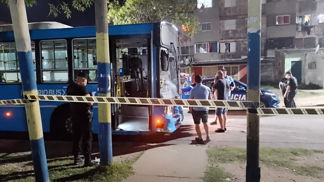 El colectivo baleado en barrio Acindar. 