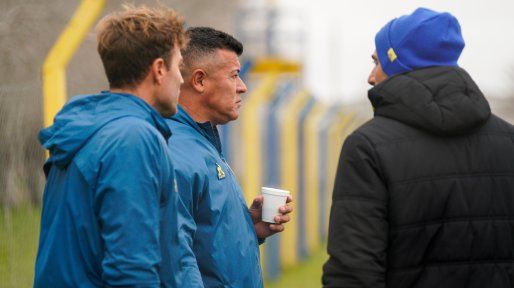 Con bajas importantes, los 25 futbolistas que Almirón convocó para el debut ante Belgrano
