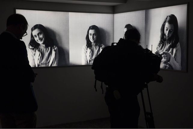 Anna Frank en una serie de fotos que le tomó el padre y que se preservan en su museo de Amsterdam.