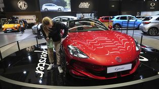 Una expositora pule el MG Cyberster, un roadster totalmente eléctrico, que se exhibe en el Salón del Automóvil de Bruselas, el viernes 10 de enero de 2025. (Foto AP/Virginia Mayo)