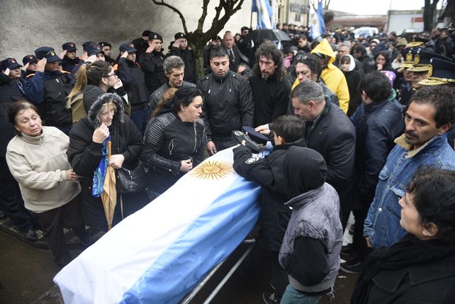 Dolor. Mauro Emon fue enterrado ayer en el cementerio de Granadero Baigorria.