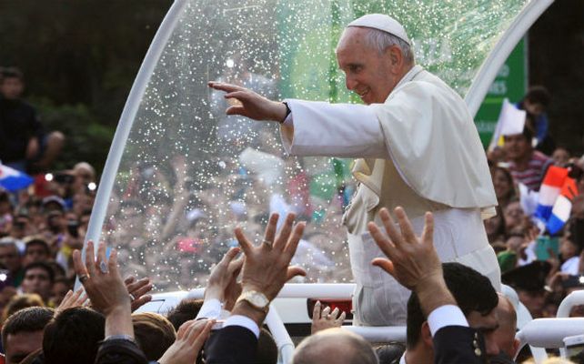 Recibimiento. El Papa llega al Palacio de Gobierno en la ciudad de Asunción.